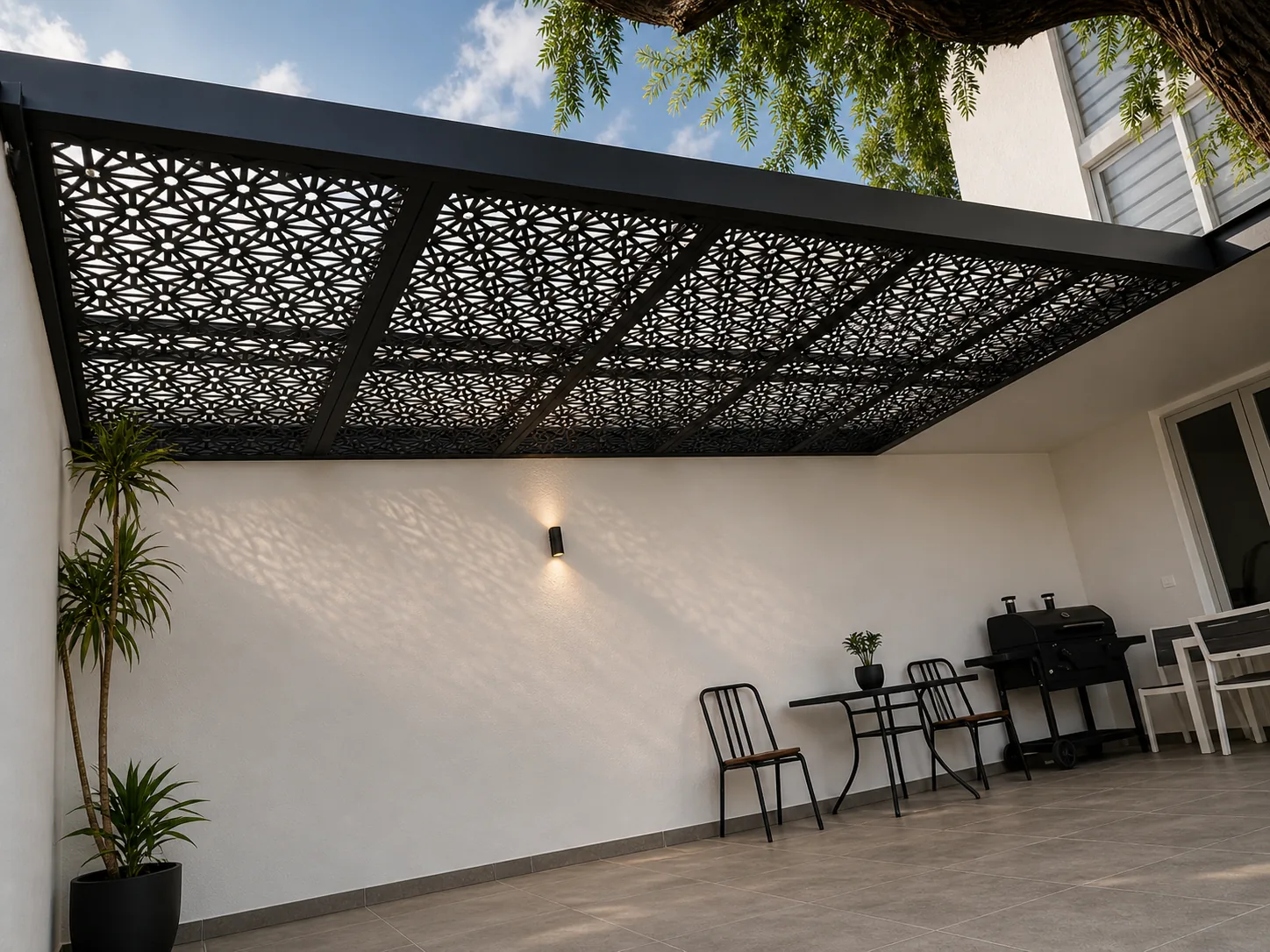Pérgola con celosía metálica para exterior