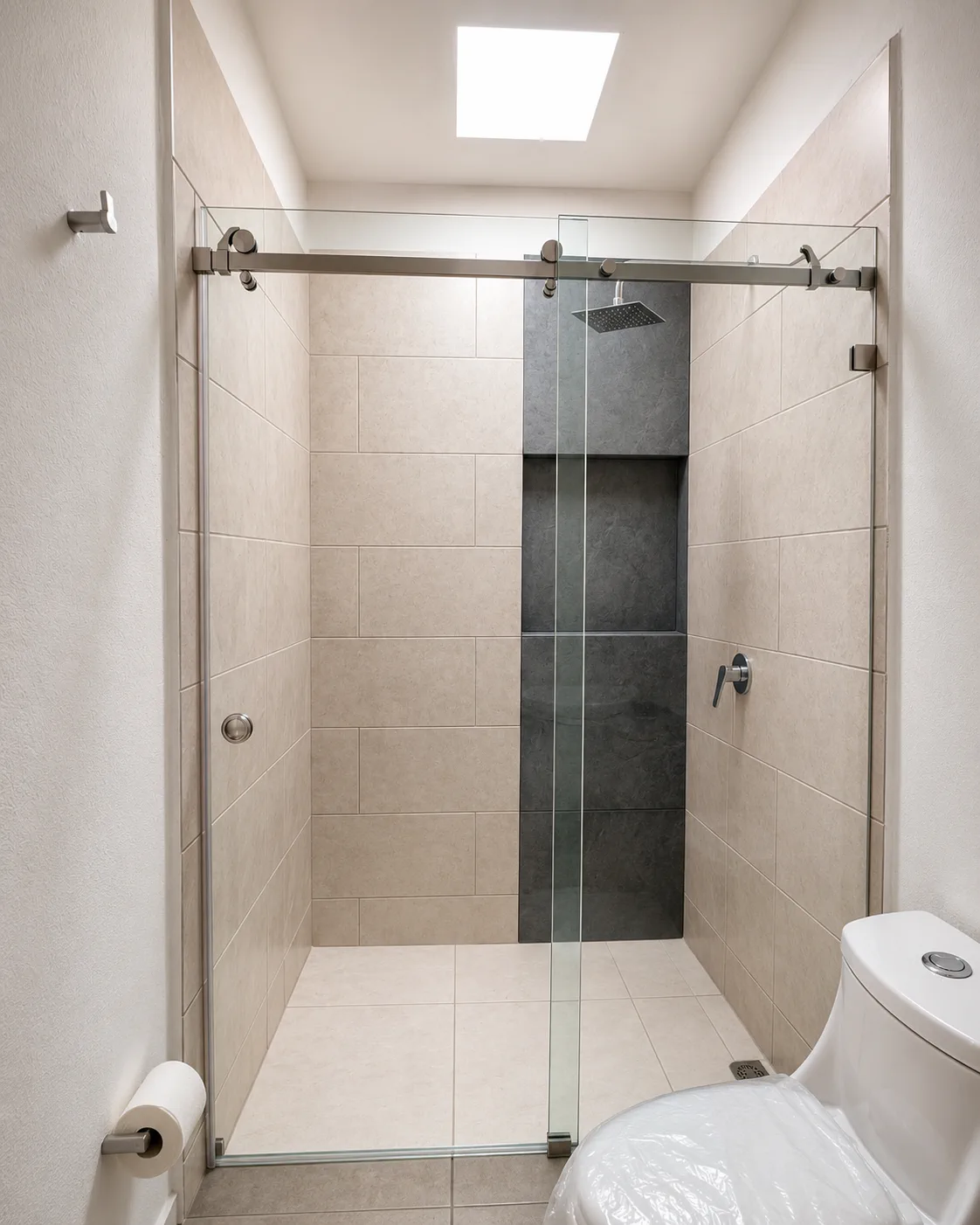 Cancel de baño corredizo de cristal templado instalado en baño residencial