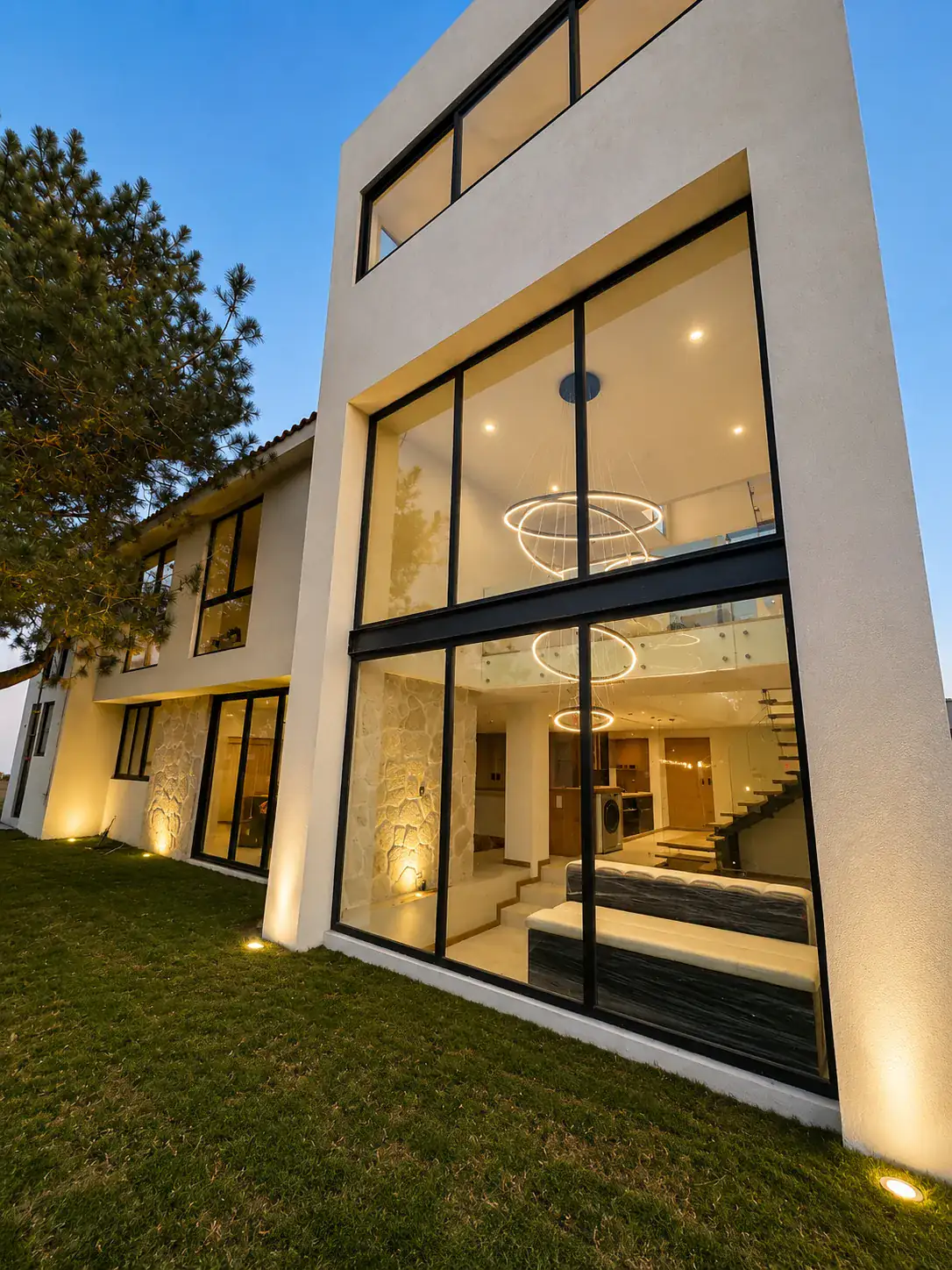 Fachada con ventanales de gran formato en proyecto residencial