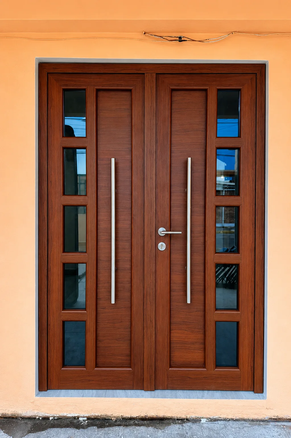 Puerta principal instalada en acceso residencial contemporáneo