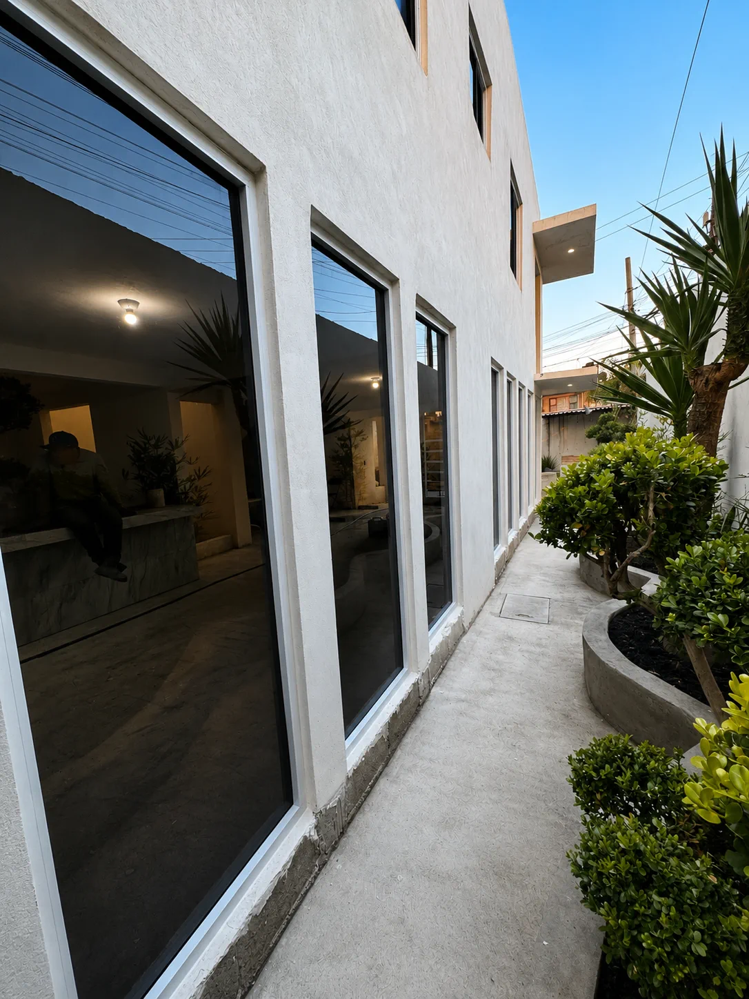 Puertas corredizas de aluminio y vidrio instaladas en acceso exterior