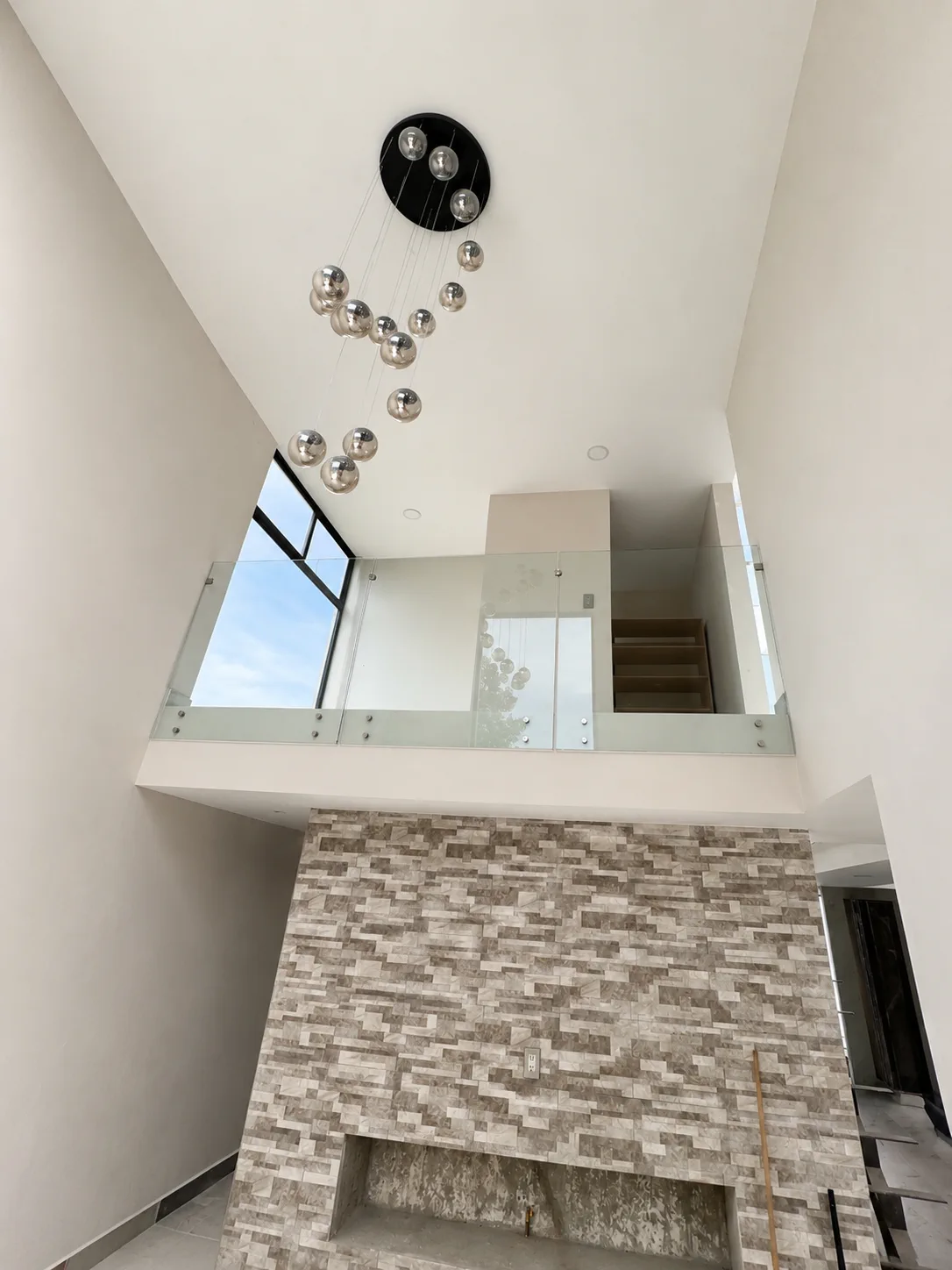 Ventanales de aluminio y vidrio en espacio interior de doble altura